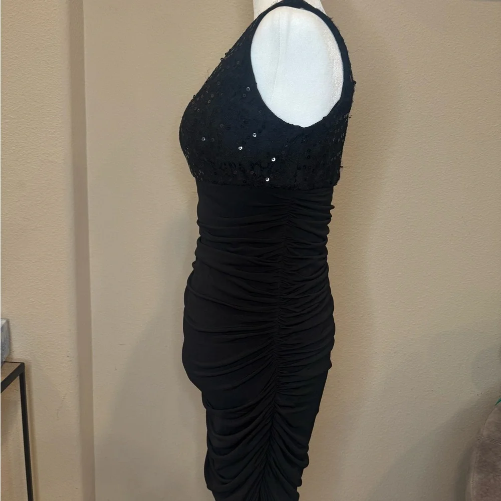 Elegant Black Sequined One-Shoulder Dress - Picture 3 of 5